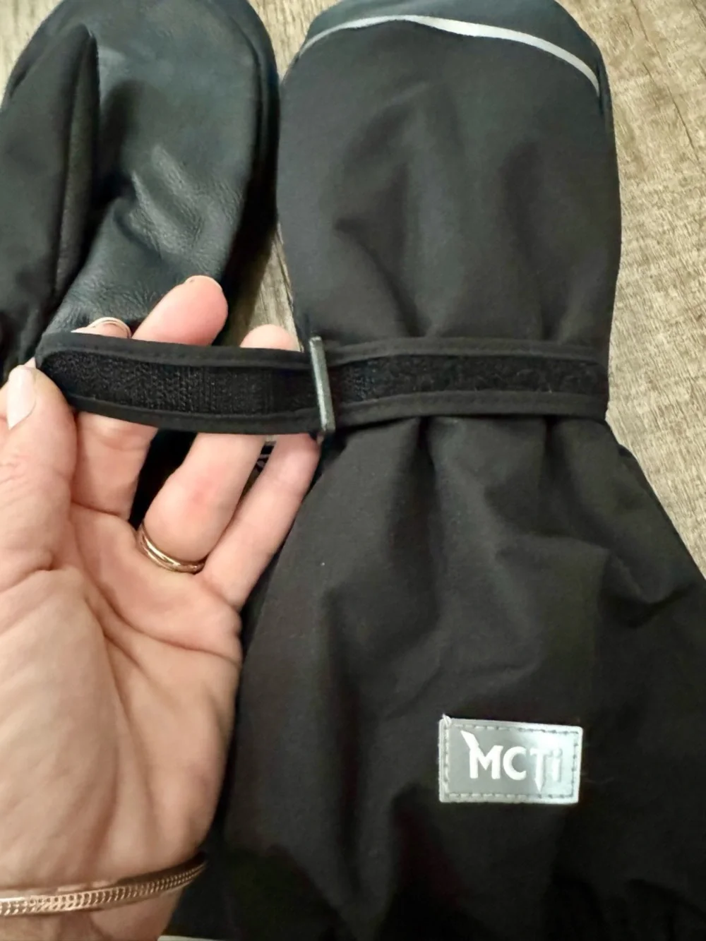 NWT MCTi Kids Winter Gloves Waterproof Windproof Insulated Black Kids-19